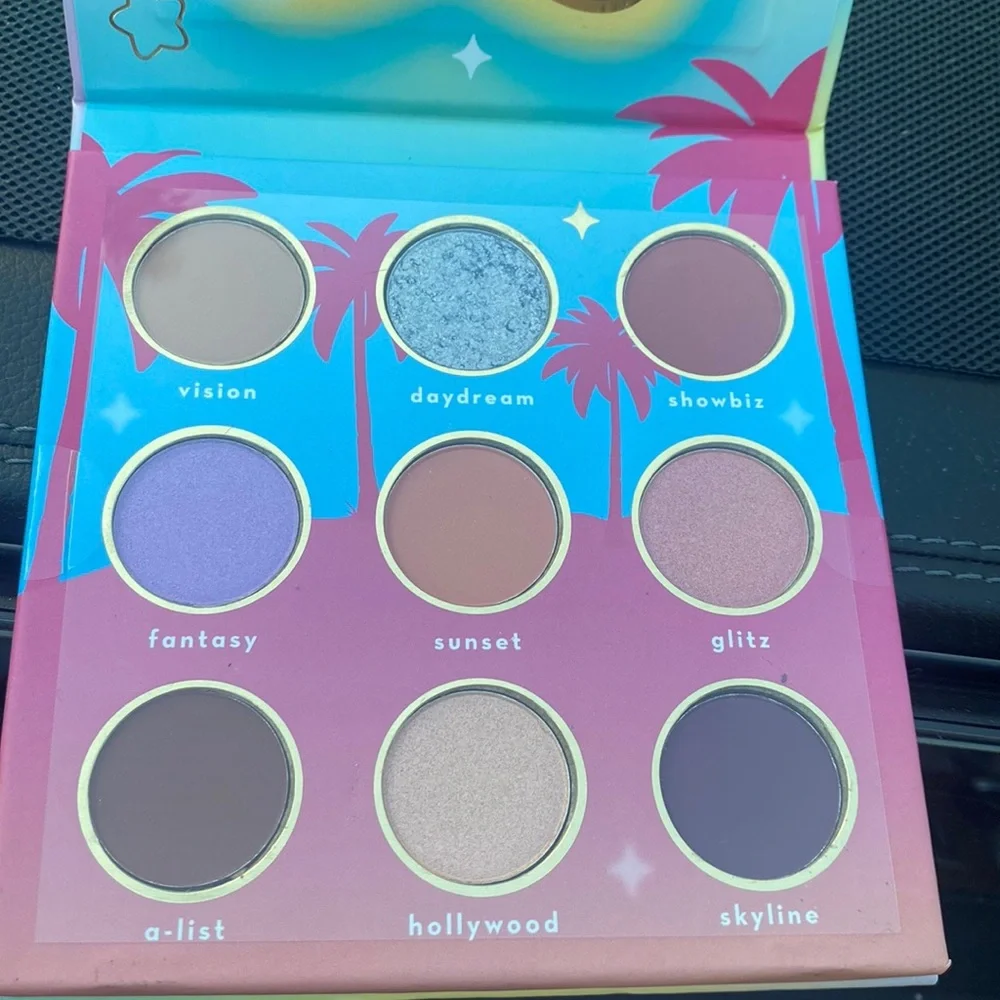 CRÈME HOLLYWOOD DREAM CITY EYESHADOW PALETTE. BEAUTIFUL COLORS WITH FUN NAMES - Picture 5 of 9